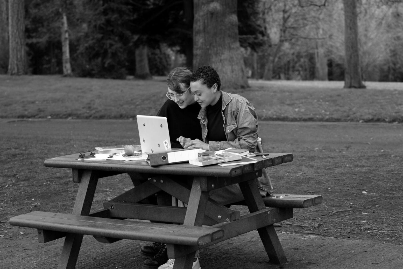 Espace de travail organisé avec documents financiers